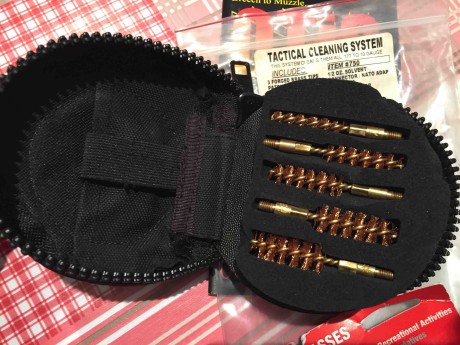 VENDIDO. Oferta, nuevo a estrenar Kit limpieza Otis compacto con accesorios para limpiar multitud de calibres, 01