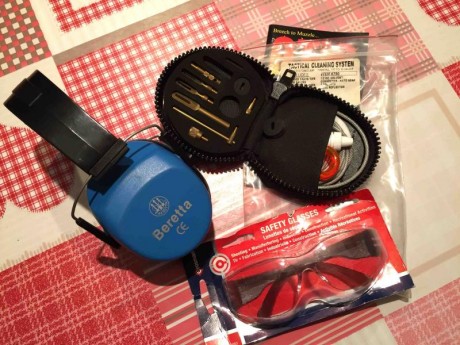 VENDIDO. Oferta, nuevo a estrenar Kit limpieza Otis compacto con accesorios para limpiar multitud de calibres, 00