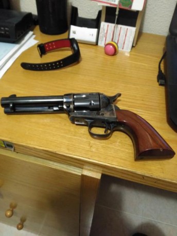 Buenas tardes, como os decía vendo revolver pacemaker Uberti 45lc de cartucho metálico guiado con AE. 10