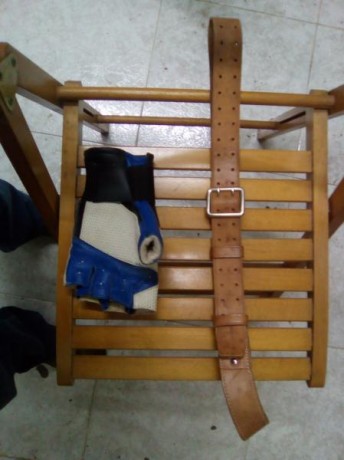 Buenas tardes, vendo guante talla M sin uso y correa de cuero, accesorios para carabina. Su precio 55 01