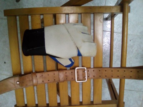 Buenas tardes, vendo guante talla M sin uso y correa de cuero, accesorios para carabina. Su precio 55 00