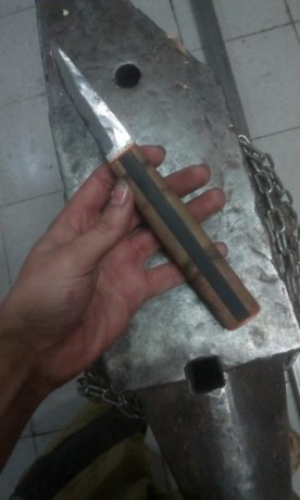 Puukko artesanal. Acero japonés shirogami laminado.
Empuñadura de 2 maderas, espaciador rojo y guarda 02