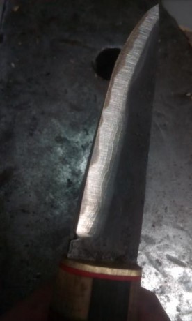 Puukko artesanal. Acero japonés shirogami laminado.
Empuñadura de 2 maderas, espaciador rojo y guarda 01
