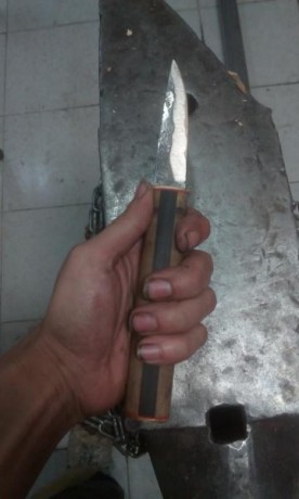 Puukko artesanal. Acero japonés shirogami laminado.
Empuñadura de 2 maderas, espaciador rojo y guarda 00