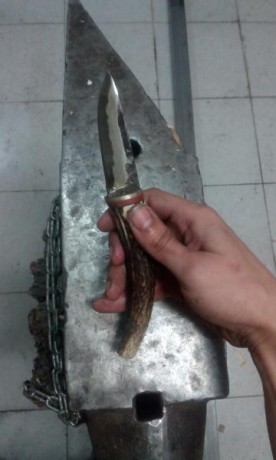 Acero san mai forjado a mano. La capa del centro es de acero 1095.
Empuñadura de alpaca, espaciadores 01