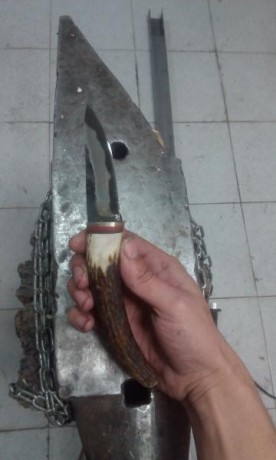 Acero san mai forjado a mano. La capa del centro es de acero 1095.
Empuñadura de alpaca, espaciadores 00