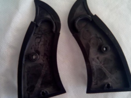 Vendo unas cachas entre plástico y goma para revolver llama son el modelo estrecho y alargado,
10 €. en 01