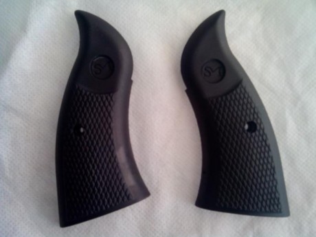 Vendo unas cachas entre plástico y goma para revolver llama son el modelo estrecho y alargado,
10 €. en 00