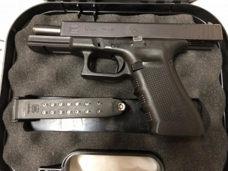 Vendo glock 17, con sus dos cargadores y la caja. La vendo por no utilizarla y querer comprar una más 40