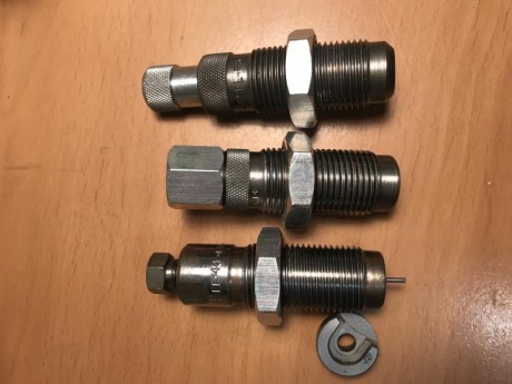 Vendo juego de Dies Lee del .44 MG
40 Euros Puestos en casa en peninsula. 00