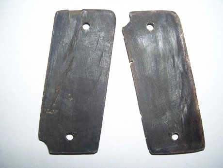 Hola
pongo a la venta unos cuantos pares de cachas de pistolas Star
aqui va el primero 
Pareja de cachas 41