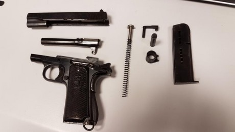 Un amigo vende su pistola LLAMA del 9 corto guiada en A. La pistola viene con 1 cargador de 8 cartuchos 01