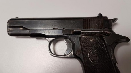 Un amigo vende su pistola LLAMA del 9 corto guiada en A. La pistola viene con 1 cargador de 8 cartuchos 00