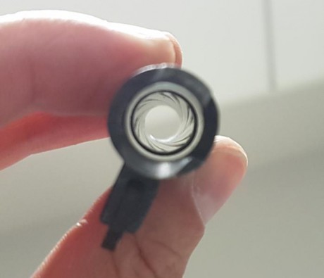 Un amigo vende su pistola LLAMA del 9 corto guiada en A. La pistola viene con 1 cargador de 8 cartuchos 12