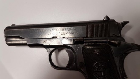 Un amigo vende su pistola LLAMA del 9 corto guiada en A. La pistola viene con 1 cargador de 8 cartuchos 11