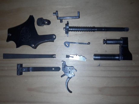  20180107_124557.jpg 
Diferentes recambios para revolver S&W armazón K. Estos son de un K14, hay piezas 00