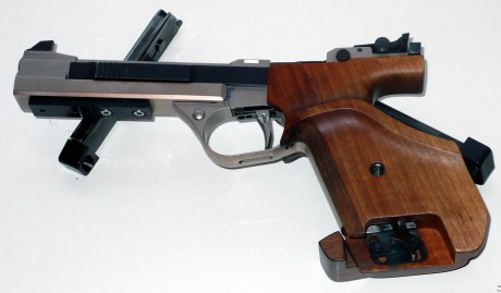 Se vende feinwerkbau AW93 cal 22lr, el arma funciona perfectamente, viene con el maletín original, dos 11