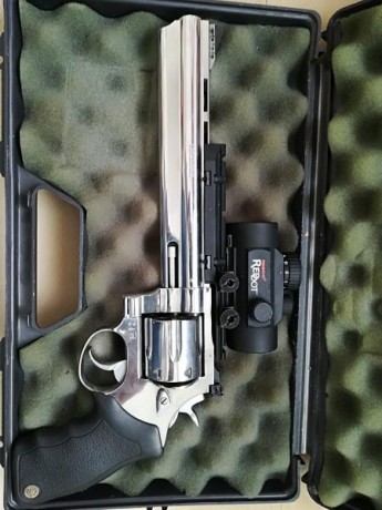 Se vende revolver Taurus calibre 44 Remington Magnum. Es el del 8 y 3/4 pulgadas. Muy pocos tiros, en 02