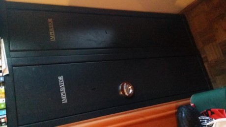 Vendo cuatro armeros de rifles para seis rifles de capacidad cada uno y un armero de arma corta homologados 00