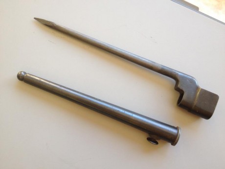 Bayoneta británica de pincho para el fusil de cerrojo Enfield Nº4 MkII.
Esta en muy buen estado y se acompaña 01