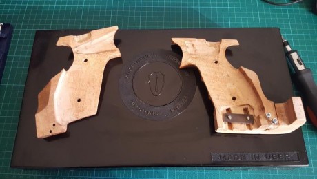 Arma en perfecto estado con dos cargadores, recambios, caja original, tres juegos de cachas original, 20