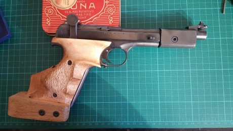 Arma en perfecto estado con dos cargadores, recambios, caja original, tres juegos de cachas original, 42