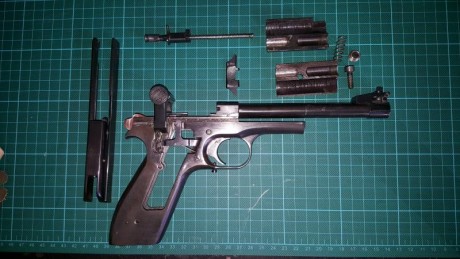 Arma en perfecto estado con dos cargadores, recambios, caja original, tres juegos de cachas original, 61