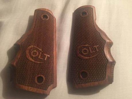 Hola, vendo cachas de madera colt que quedan de lujo, las llevaba en mi 1911 gold cup 45acp series 80 02