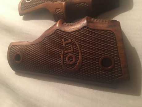 Hola, vendo cachas de madera colt que quedan de lujo, las llevaba en mi 1911 gold cup 45acp series 80 01