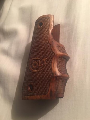 Hola, vendo cachas de madera colt que quedan de lujo, las llevaba en mi 1911 gold cup 45acp series 80 00