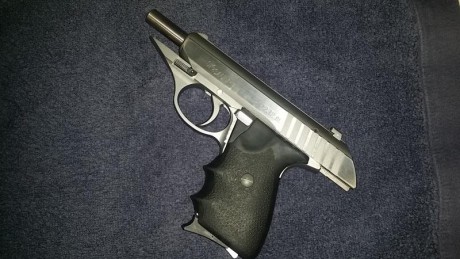 Vendo pistola Sig Sauer 9 corto  guiada con licencia F
Es una maravilla de arma, robusta y bastante precisa 02