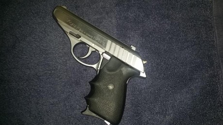 Vendo pistola Sig Sauer 9 corto  guiada con licencia F
Es una maravilla de arma, robusta y bastante precisa 01