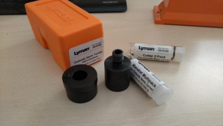 Vendo Recortador de vainas universal de Lymann, se incluye asimismo el neck turner externo.

Todo el equipo 01