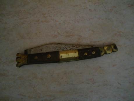 Tengo esta navaja desde hace más de 40 años, y necesito identificarla, para poner a la venta.
También 01