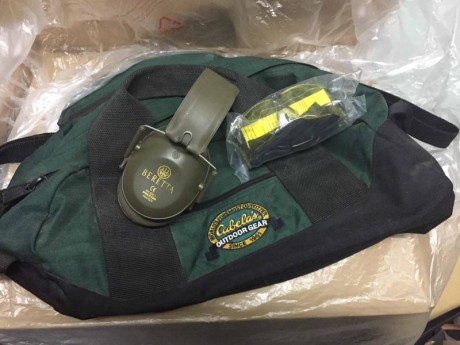 Vendido, nuevo a estrenar, cascos y protección ocular:
1-Casco Peltor y gafas de protección, 20 euros
2-Casco 02