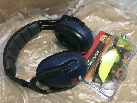 Vendido, nuevo a estrenar, cascos y protección ocular:
1-Casco Peltor y gafas de protección, 20 euros
2-Casco 01