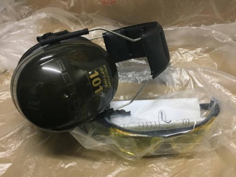 Vendido, nuevo a estrenar, cascos y protección ocular:
1-Casco Peltor y gafas de protección, 20 euros
2-Casco 00