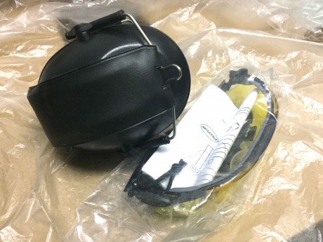 TODO VENDIDO
Oferta, nuevo a estrenar, cascos y protección ocular:
1-Casco plegable negro y gafas de protección, 00