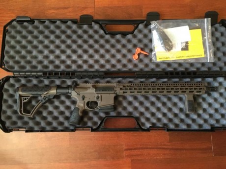 Se vende este magnífico rifle prácticamente nuevo y ultra exclusivo en España. 

Tiene solamente algunos 01