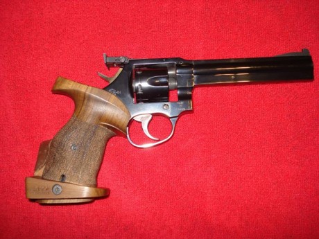 Revolver Manurhin Calibre 32 con 3 juegos de empuñaduras. 800€
TFNO.:  924 111 909. 02