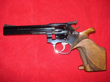 Revolver Manurhin Calibre 32 con 3 juegos de empuñaduras. 800€
TFNO.:  924 111 909. 01