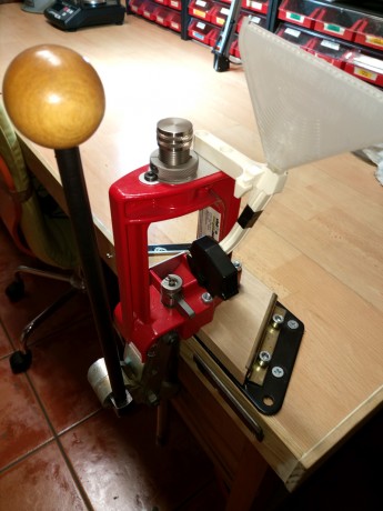 En venta una prensa LEE  Challenger Breech Lock como nueva (ver fotos)
Incluyo el Kit de empistonar Small 01