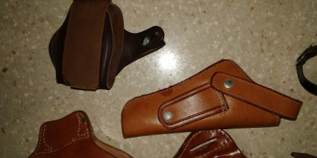 Vendo un lote compuesto por varias fundas de cuero tanto para revolver como pistola. Hay dos tobilleras, 02