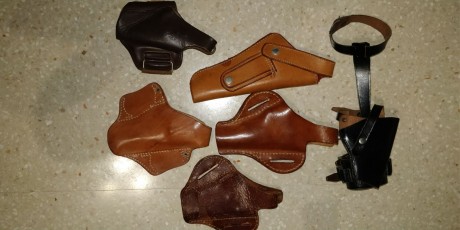 Vendo un lote compuesto por varias fundas de cuero tanto para revolver como pistola. Hay dos tobilleras, 01