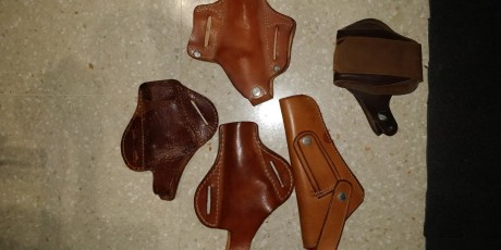 Vendo un lote compuesto por varias fundas de cuero tanto para revolver como pistola. Hay dos tobilleras, 00