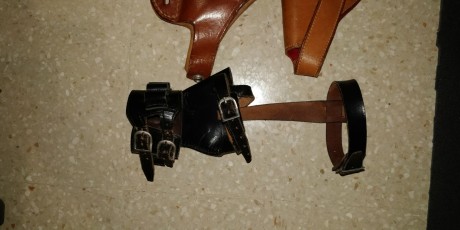 Vendo un lote compuesto por varias fundas de cuero tanto para revolver como pistola. Hay dos tobilleras, 10