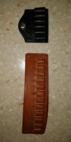 Vendo dos cananas porta cartuchos de revolver. Precio por los dos 15 euros. Hago envíos. Teléfono 680861238 02