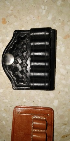 Vendo dos cananas porta cartuchos de revolver. Precio por los dos 15 euros. Hago envíos. Teléfono 680861238 01