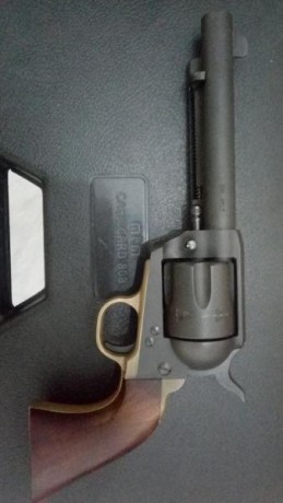 Se venden dos revolveres. Un pietta cattleman cal 45 lc de 5 1/2  pulgadasen pavon mate y laton, y un 00