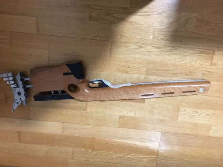 Hola. 
Un compañero del club  pone a la venta el siguiente material,
Culata de madera de nogal para sistemas 30